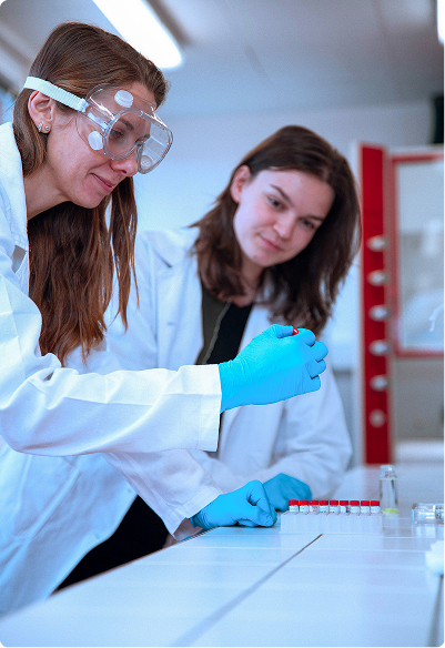 Laboratory specialist at an analysis workstation